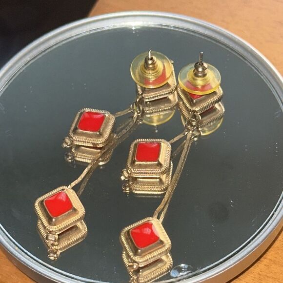 Vintage diamond shaped red enamel gold tone drop/dangle post earrings - Picture 3 of 3